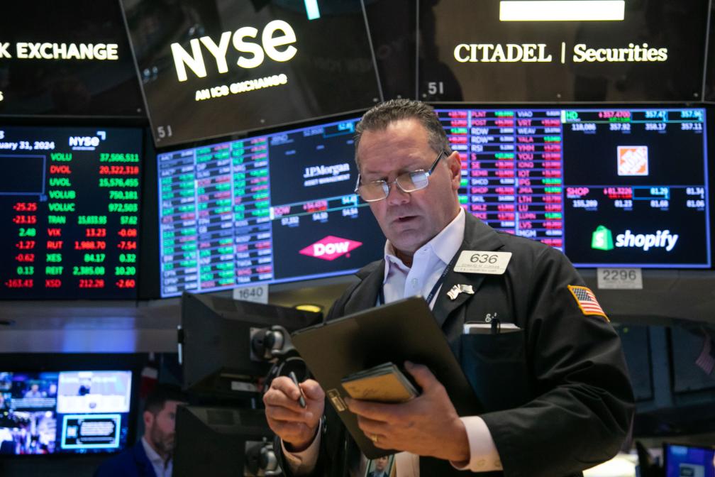Trader profesional analizando datos